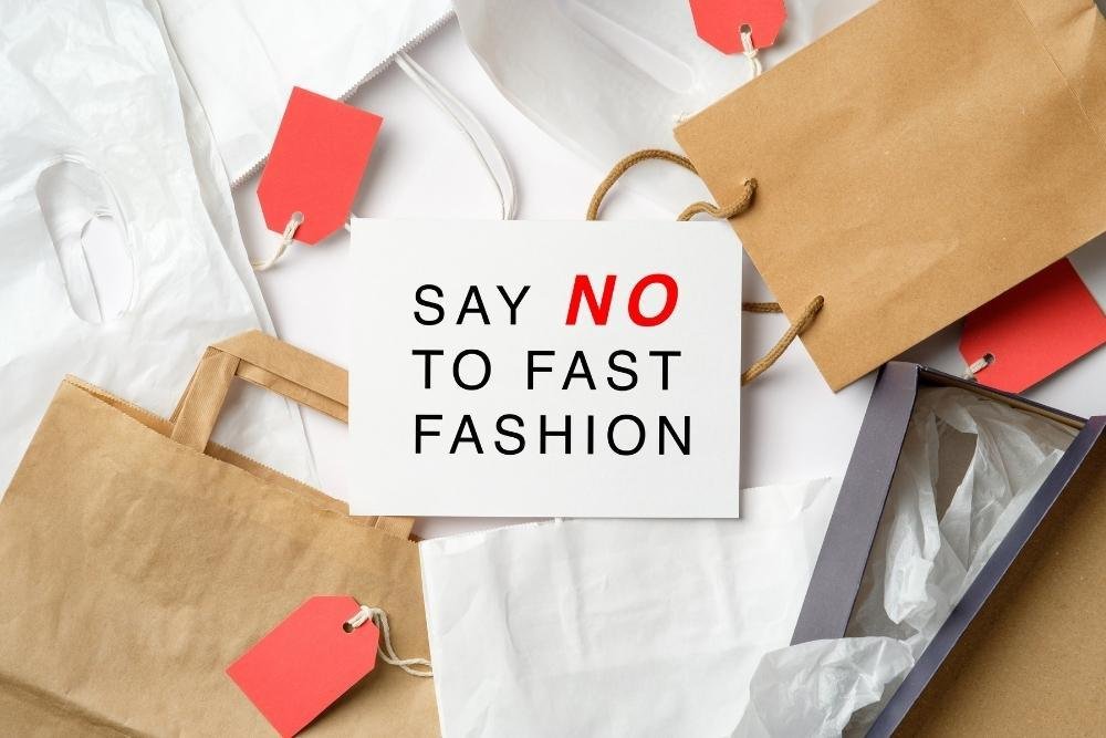 Vestiti con etichette rossa con scritta "Say no to fast fashion"