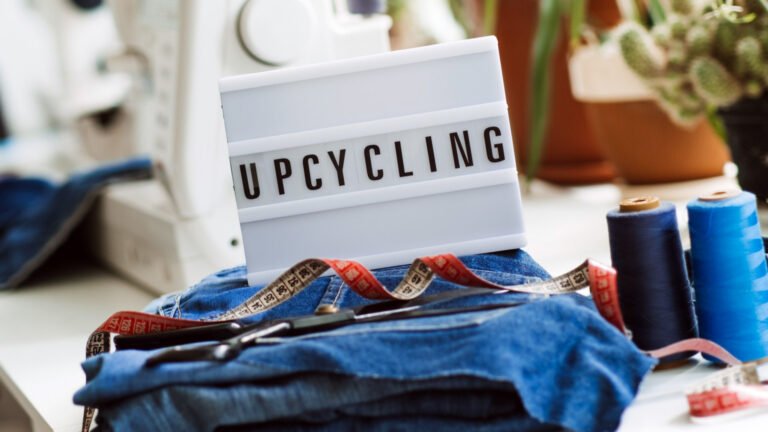Pila di vestiti con sopra la scritta upcycling