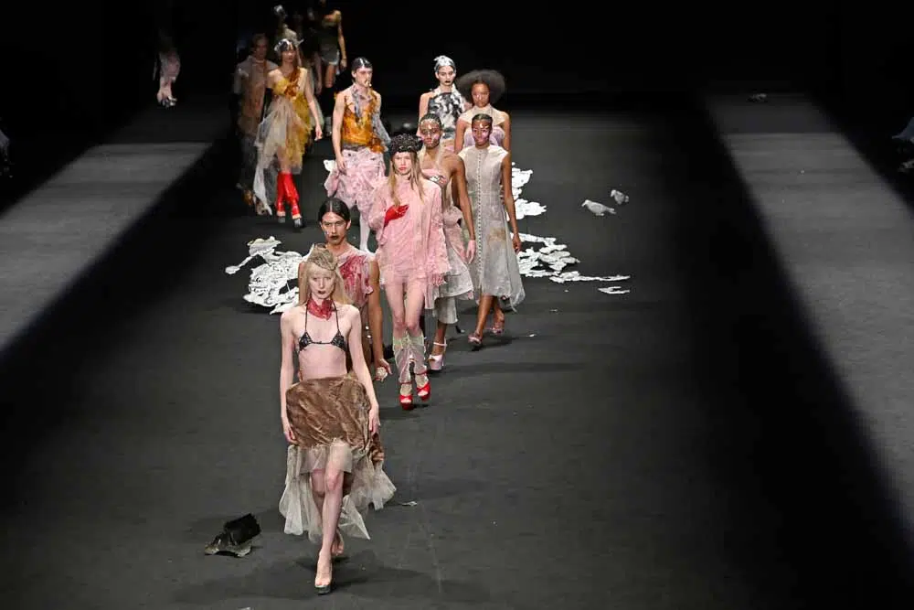 Evade House sfilata di moda con abiti riciclati