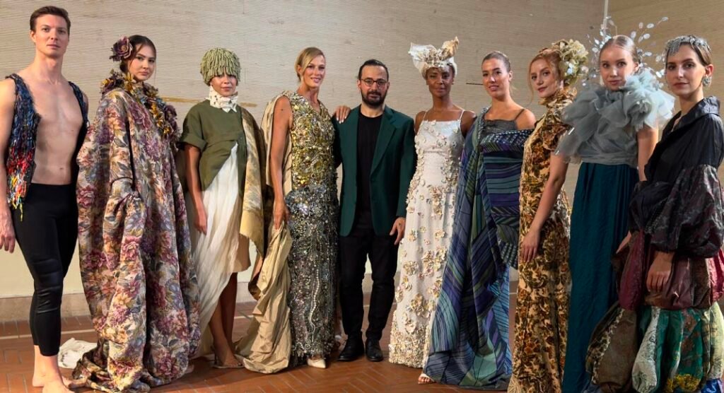 Saverio Maggio con delle modelle che indossano i suoi abiti fatti con materiali riciclati